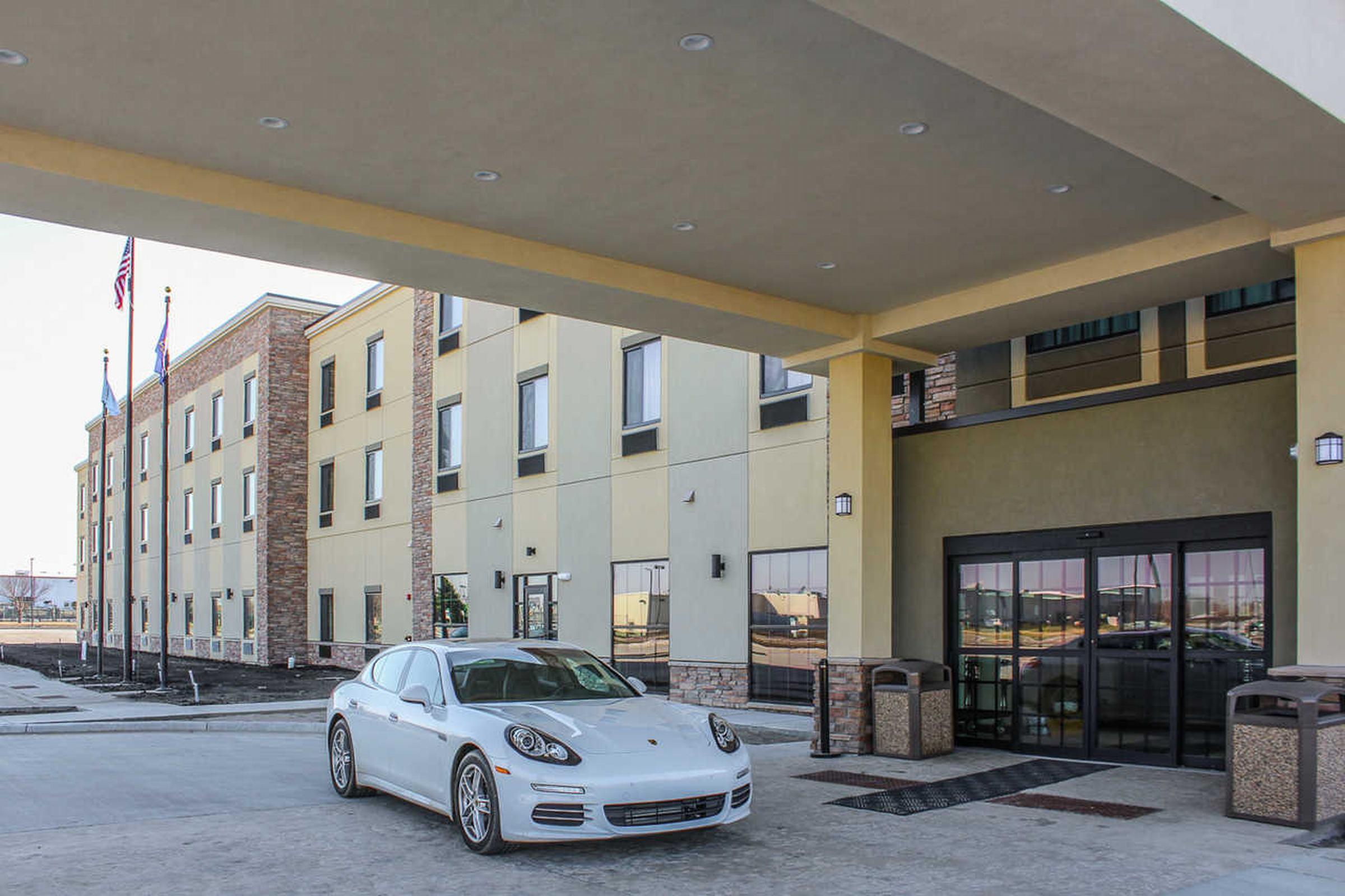 Comfort Suites University Brookings Exterior photo