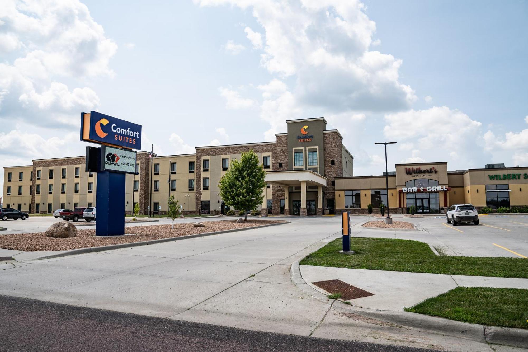 Comfort Suites University Brookings Exterior photo