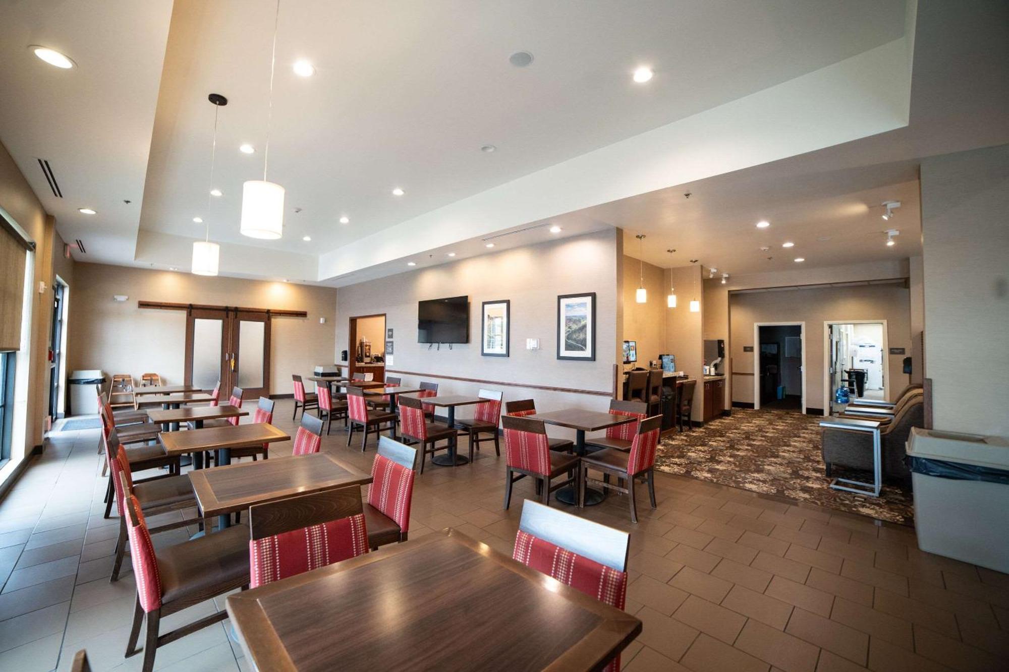 Comfort Suites University Brookings Exterior photo