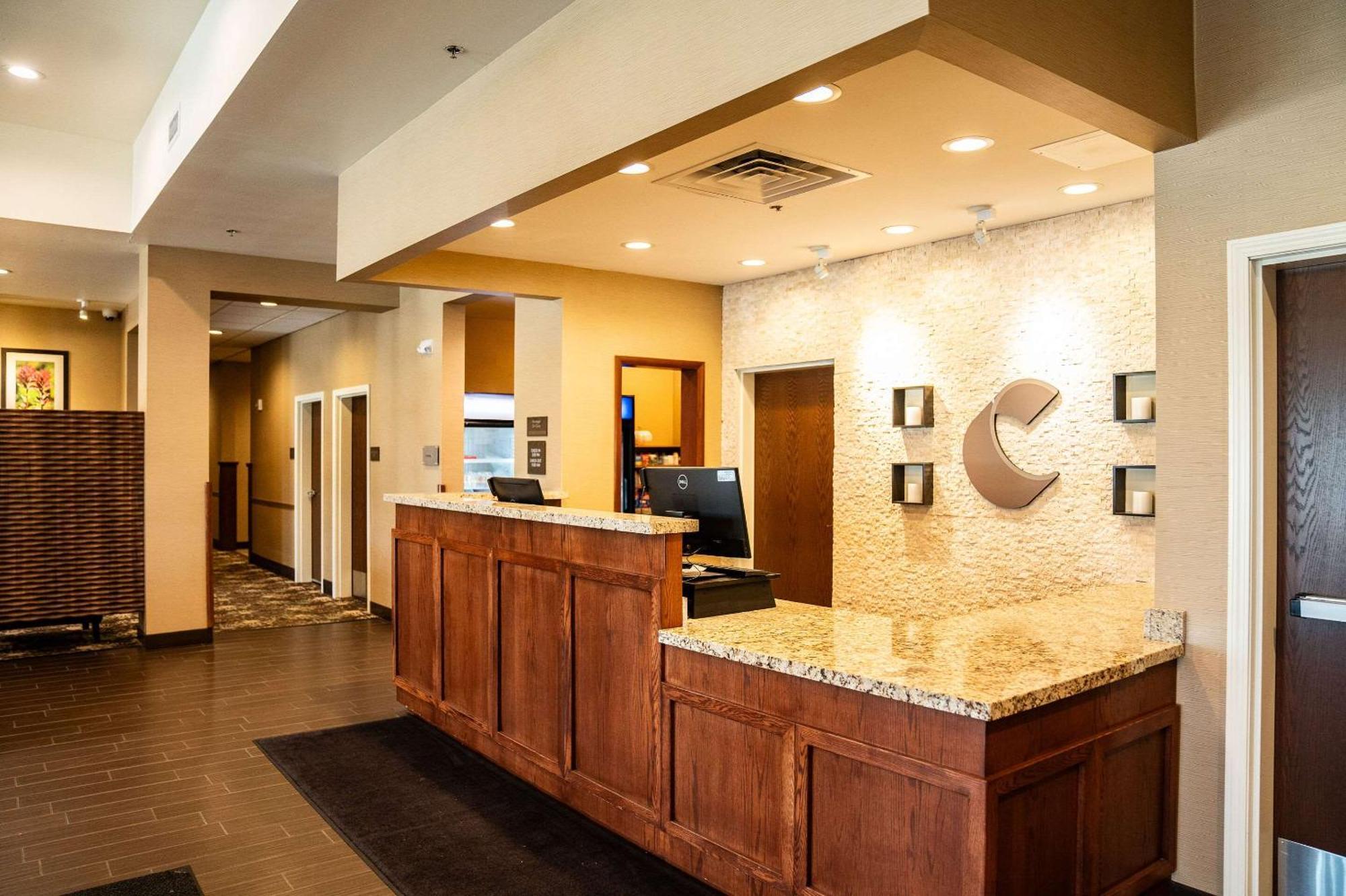 Comfort Suites University Brookings Exterior photo
